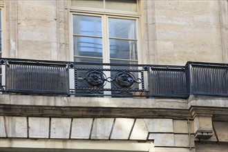 france, region ile de france, paris 2e arrondissement, rue tiquetonne no31, facade immeuble, detail du balcon, ferronnerie, 
Date : 2011-2012