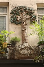 France, ile de france, paris 2e arrondissement, metro etienne marcel, 10 rue tiquetonne, l'arbre a liege, decor sur une facade, 
Date : 2011-2012