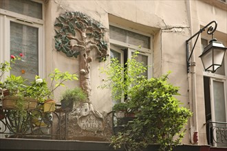 France, ile de france, paris 2e arrondissement, metro etienne marcel, 10 rue tiquetonne, l'arbre a liege, decor sur une facade, 
Date : 2011-2012