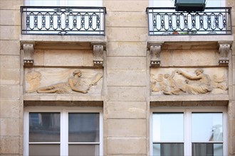 France, ile de france, paris 3e arrondissement, le marais, 137 rue vieille du temple, detail de bas reliefs en facade d'un immeuble, sculpture, 
Date : 2011-2012