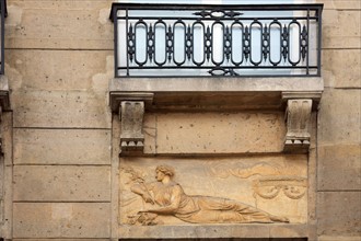France, ile de france, paris 3e arrondissement, le marais, 137 rue vieille du temple, detail de bas reliefs en facade d'un immeuble, sculpture, 
Date : 2011-2012