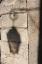 France, ile de france, paris 4e arrondissement, le marais, detail d'un mur de pierre, ombre projetee d'un lampadaire, 
Date : 2011-2012