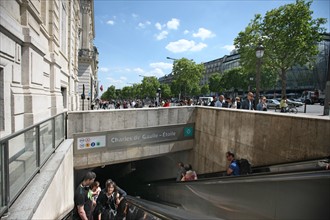 France, ile de france, paris 8e arrondissement, avenue des champs elysees, station de metro charles de gaulle etoile, ratp, 
Date : 2011-2012