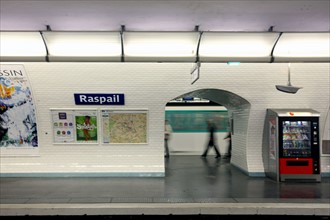 France, ile de france, paris 14e arrondissement, boulevard raspail, station de metro raspail, ratp, 
Date : 2011-2012