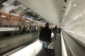 France, ile de france, paris, 15e arrondissement, metro, station montparnasse bienvenue, tapis roulant, couloir, 
Date : 2011-2012