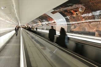 France, ile de france, paris, 15e arrondissement, metro, station montparnasse bienvenue, tapis roulant, couloir, 
Date : 2011-2012