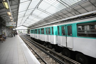 France, ile de france, paris, 15e arrondissement, station de metro dupleix, ligne 6, ratp, 
Date : 2011-2012