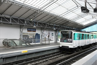 France, ile de france, paris, 16e arrondissement, station de metro bir hakeim, ligne 6, ratp, 
Date : 2011-2012