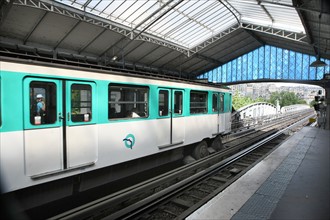 France, ile de france, paris, 16e arrondissement, station de metro bir hakeim, ligne 6, ratp, 
Date : 2011-2012