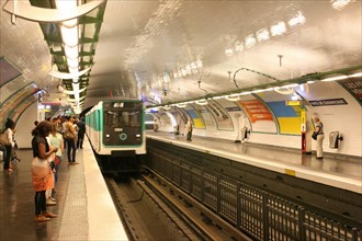 France, ile de france, paris, 18e arrondissement, metro ligne 4, porte de clignanourt, 
Date : 2011-2012