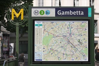 France, ile de france, paris 20e arrondissement, station de metro gambetta, ratp, plan de lignes et logo M, 
Date : 2011-2012