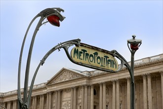 France, ile de france, paris 8e arrondissement, rue de rivoli, station de metro louvre rivoli, musee du louvre, 
Date : 2011-2012