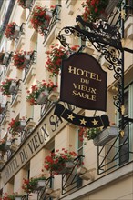 France, ile de france, paris, 3e arrondissement, marais, rue de picardie, hotel du vieux saule, enseigne, geraniums, 
Date : 2011-2012