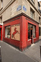 France, ile de france, paris 4e arrondissement, marais, 56 rue du roi de sicile, magasin, ancien decor achat de chevaux, commerce, 
Date : 2011-2012