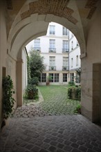 France, ile de france, paris 4e arrondissement, marais, place des vosges, numero 23, hotel de richelieu, entree de la cour.
Date : 2011-2012