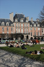 France, ile de france, paris 4e arrondissement, marais, place des vosges, pelouse.
Date : 2011-2012