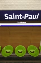 France, ile de france, paris 4e arrondissement, station de metro saint paul, rue saint antoine, mobilier de station.
Date : 2011-2012