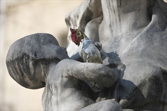 France, ile de france, paris 5e arrondissement, bd siant michel, universite de la sorbonne, place, statue avec rose dans une bouteille.
Date : 2011-2012