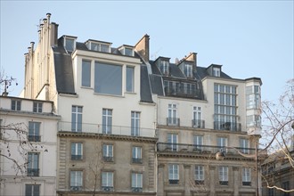France, ile de france, paris 5e arrondissement, 21 quai malaquais, haut inattendu d'un immeuble, elevation.
Date : 2011-2012
