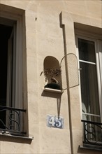 France, ile de france, paris 5e arrondissement, 45 rue mouffetard, detail, facade, mur, arbuste, niche.
Date : 2011-2012