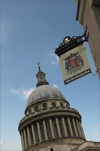 France, ile de france, paris 5e arrondissement, 2 place du pantheon, pub the bombardier, bar, grande bretagne.
Date : 2011-2012