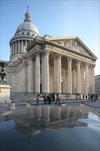 France, ile de france, paris 5e arrondissement, rue soufflot, pantheon, place des grands hommes, colonnade, reflet sur un capot de voiture.
Date : 2011-2012