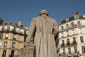 France, ile de france, paris 5e arrondissement, place marcellin berthelot, college de france, statue regardant la rue des ecoles.
Date : 2011-2012