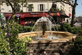 France, ile de france, paris 5e arrondissement, place de la contrescarpe, rue mouffetard, fontaine, terrasses de cafes.
Date : 2011-2012