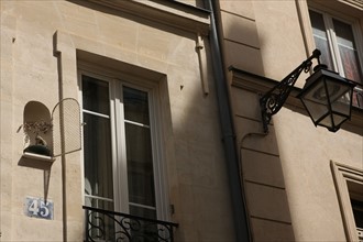 France, ile de france, paris 5e arrondissement, 45 rue mouffetard, detail, facade, mur, arbuste, niche.
Date : 2011-2012