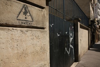 France, ile de france, paris 5e arrondissement, rue mouffetard, detail, facade, mur, graffiti, videosurveillance.
Date : 2011-2012