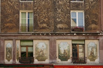 France, ile de france, paris 5e arrondissement, rue mouffetard, detail, facade, mur.
Date : 2011-2012
