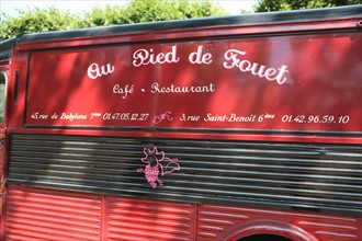 France, ile de france, paris, 7e arrondissement, 45 rue de babylone, restaurant au pied du fouet, camion publicitaire citroen gare pres des invalides.
Date : 2011-2012