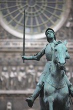 France, ile de france, paris, 8e arrondissement, place saint augustin, eglise saint augustin, statue de jeanne d'arc

Date : 2011-2012