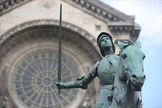 France, ile de france, paris, 8e arrondissement, place saint augustin, eglise saint augustin, statue de jeanne d'arc

Date : 2011-2012