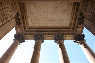 France, ile de france, paris 9e arrondissement, 18 rue de chateaudun, eglise notre dame de lorette, facade, architecte hippolyte lebas, colonnes, fronton, sculpture

Date : 2011-2012