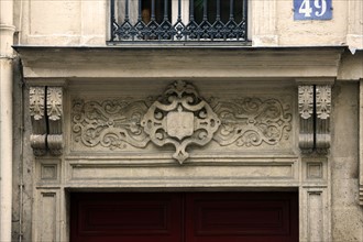 France, ile de france, paris 9e arrondissement, rue notre dame de lorette, immeuble, no49, restauration, decor, sculpture,  detail dessus de porte

Date : 2011-2012