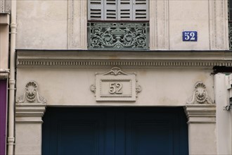 France, ile de france, paris 9e arrondissement, rue notre dame de lorette, immeuble, no49, restauration, decor, sculpture,  dessus de portem

Date : 2011-2012