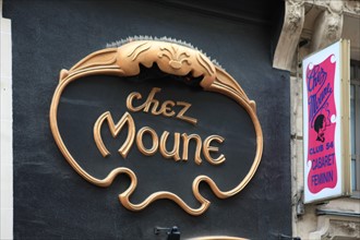 Enseigne "Chez Moune", 54 rue Jean Baptiste Pigalle à Paris