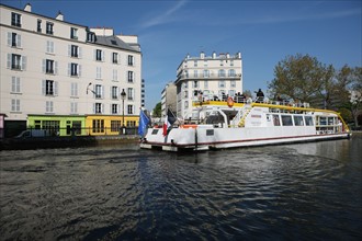France, ile de france, paris 10e arrondissement, canal saint martin, quai de valmy, magasin antoine et lili, bateau canauxrama

Date : 2011-2012