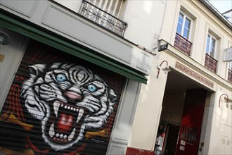 France, ile de france, paris 11e arrondissement, 1 rue de crussol, bar entree des artistes, jouxtant le cirque d'hiver, rideau de fer, tigre

Date : 2011-2012