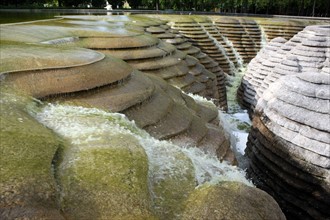 France, ile de france, paris, 12e arrondissement, bercy, parc de bercy, fontaine Canyonaustrate, une sculpture-fontaine de Gerard Singer

Date : 2011-2012