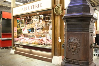 France, ile de france, paris, 12e arrondissement , rue et place d'aligre, marche, halle , fontaine

Date : 2011-2012