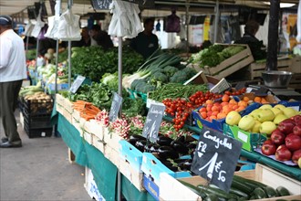 France, ile de france, paris, 12e arrondissement , rue et place d'aligre, marche, fruits et legumes

Date : 2011-2012