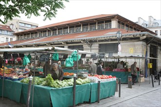 France, ile de france, paris, 12e arrondissement , rue et place d'aligre, marche, fruits et legumes

Date : 2011-2012