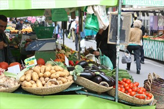 France, ile de france, paris, 12e arrondissement , rue et place d'aligre, marche, fruits et legumes

Date : 2011-2012