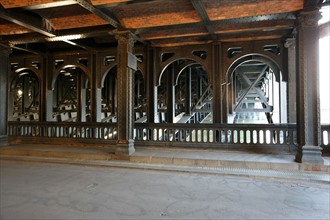 France, ile de france, paris 7e-16e arrondissement,  pont alexandre III, seine,  sous le pont, arches metalliques, rivets, fives lille,