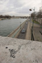 France, ile de france, paris 7e-8e arrondissement, seine, pont alexandre III, petit graffiti cosmonaute, street art,