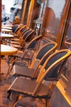 france, region ile de france, paris 7e arrondissement, rue de l'universite, terrasse d'un cafe, tables et chaises, matin,
