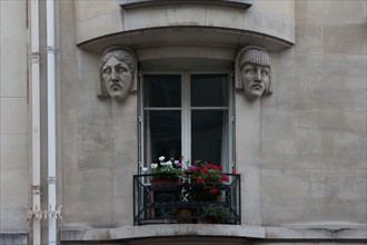 france, region ile de france, paris 7e arrondissement, rue de l'universite, detail batiment, figures sous balcon, tete,