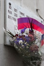 france, region ile de france, paris 7e arrondissement, rue de l'universite, plaque commemorative et bouquet en hommage aux anciens combattants morts pour lma france, seconde guerre mondiale,